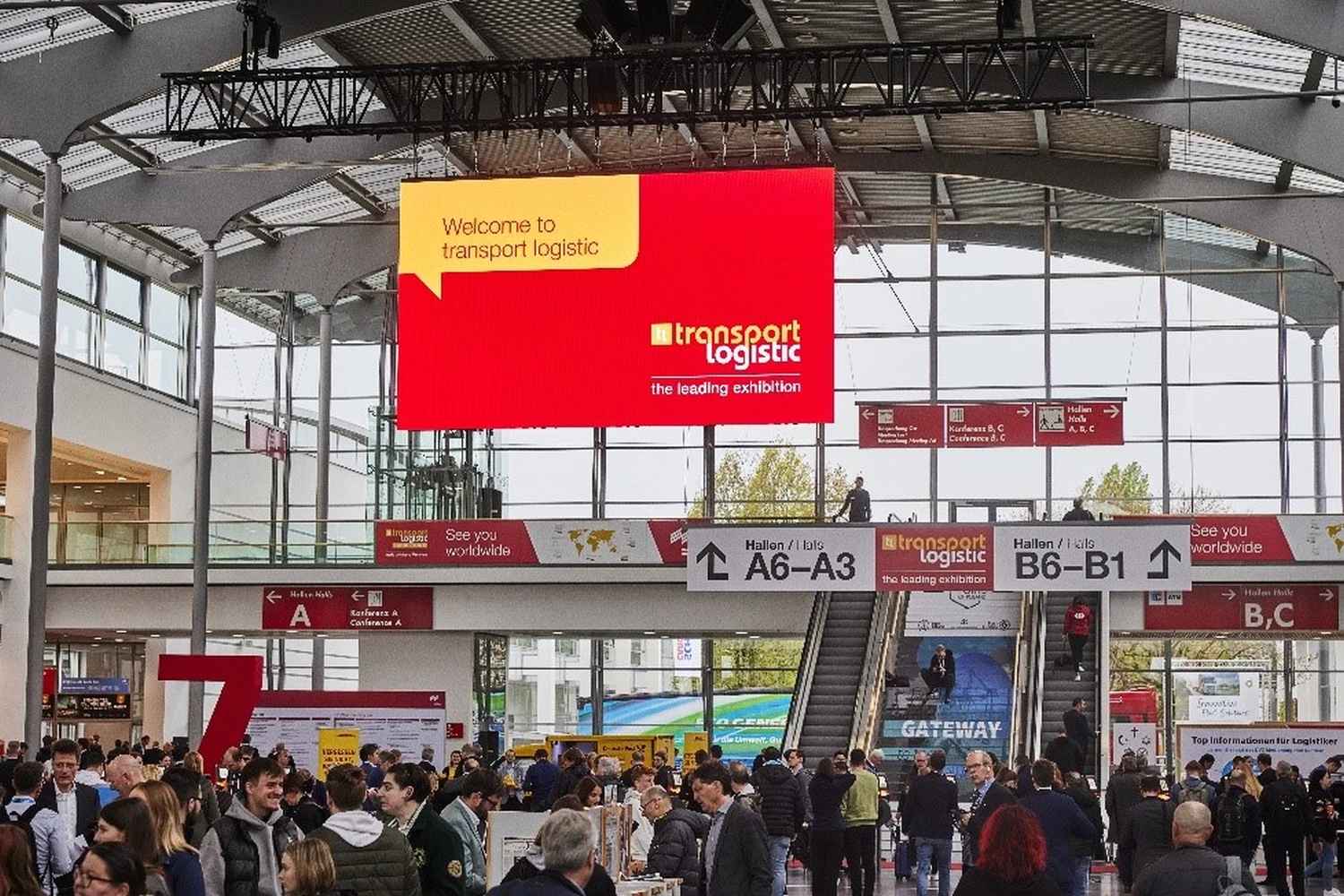 Menschen am Flughafen von MK Trucking & Logistik GmbH